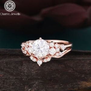 Bague de fiançailles Charm_Jewells en or rose avec moissanite, taille brillant rond, sertissage pavé, motif floral, style romantique pour femme - Product Image 3
