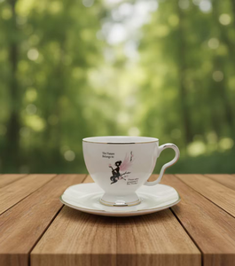Ensemble tasse et soucoupe à café en céramique au design unique avec motif d'ailes de fille et inscription « Le futur appartient à celui qui se prépare pour aujourd'hui » - Product Image 2