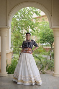 Haut ethnique indien en coton Kora avec imprimé gaufré, broderie Gamthi et travail de dentelle Gota Patti, pour femme, longueur ras du sol, idéal pour les fêtes et les occasions estivales. - Product Image 2