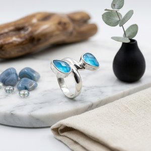 Anillo llamativo de calcedonia azul – Anillo con gema en forma de pera de 6x8 mm con corte a cuadros, chapado en plata, anillo bohemio llamativo, latón sin níquel - Product Image 1