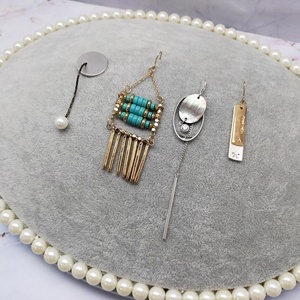 Présentoir à bijoux au design classique, réglable et facile à utiliser, pour organiser boucles d'oreilles, bracelets et colliers, afin de les maintenir bien rangés et élégants. - Product Image 3