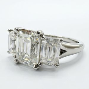 Anillo de Diamantes Cultivados en Laboratorio con Corte Esmeralda de 2.90CTW en Oro Blanco de 9K, Certificado IGI, Anillo de Compromiso de Tres Piedras - Product Image 2