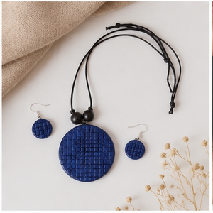 KOTTRAVAI Décoration artisanale suspendue écologique vintage bleue et noire en MDF imprimé pour sapin de Noël et couronne, Tamil Nadu - Product Image 4