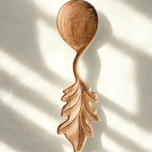 Cuchara con mango tallado a mano con flores y hojas, cuchara de madera para servir, decoración de alimentos, cuchara de madera artesanal - Product Image 4