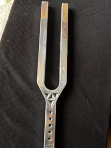 Diapasón en forma de U OM Charka para Sanación y Meditación (512 Hz) - Diapasón Gigante Llave de ADN - Product Image 5