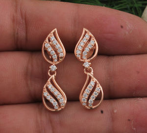 Boucles d'oreilles pendantes en plaqué or rose avec pierres en zircone cubique, bijoux minimalistes de luxe pour femmes, vente en gros - Product Image 6