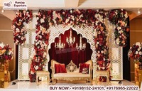 Décoration de scène de mariage royal du Rajasthan : Panneaux miroir élégants, légers et personnalisables, cadres miroir dorés pour la réception