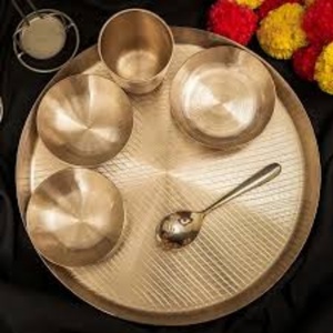 Ensemble de vaisselle Thali en bronze / Kansa de haute qualité, 5 pièces, avec bols, pudding et verre, pour les bienfaits pour la santé, le yoga et le style vintage - Product Image 6