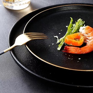 Plato de cerámica negro mate con borde dorado, diseño minimalista, duradero, apto para lavavajillas, forma redonda, para restaurante, hogar, uso diario. - Product Image 2