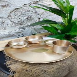 Ensemble de vaisselle Thali en bronze / Kansa de haute qualité, 5 pièces, avec bols, pudding et verre, pour les bienfaits pour la santé, le yoga et le style vintage - Product Image 5