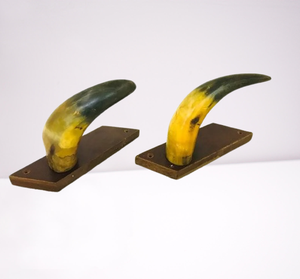 Decoración Artesanal de Cuerno de Búfalo sobre Base Metálica, Elegante Centro de Mesa Natural para Hogar u Oficina - Product Image 1