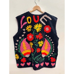 เสื้อกั๊กกำมะหยี่ปักลายซูซานี งานฝีมือวินเทจ คอวี จาอิปุร์ สีดำสนิท ลายดอกทานตะวัน สีทอง สีชมพูดอกกุหลาบ-ลายดอกดาวเรือง 100% - Product Image 2