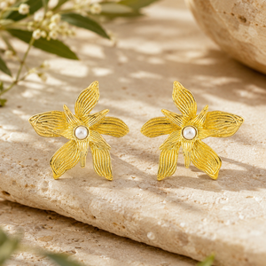 Boucles d'oreilles clous en argent sterling 925 plaqué or 18 carats, motif fleur de lys avec perle, bijoux texturés botaniques tendance pour cadeau - Product Image 3