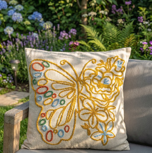 Housse de coussin carrée bohème Butterfly Bloom, écologique, à franges et brodée - Product Image 1