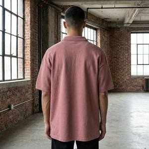 T-shirt streetwear homme personnalisé avec logo OEM, coupe décontractée à épaules tombantes, imprimé tricoté rose poudré, 100 % coton vierge - Product Image 2
