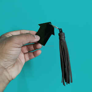 Llavero artesanal de cuerno de búfalo con borla de cuero, llavero natural hecho a mano al mejor precio - Product Image 4