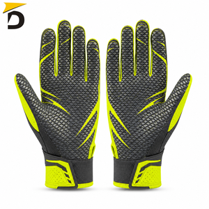 Gants de football performants dotés d'une paume optimisée pour l'adhérence et d'une conception légère pour une manipulation confiante lors des actions rapides du jeu. - Product Image 4