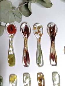 Cuillère décorative artisanale en résine écologique transparente, sculptée à la main avec des motifs floraux, pour servir le thé - Product Image 3