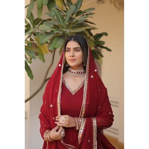 Robe brodée multi-paillettes de créateur indien et pakistanais avec des motifs de paillettes complexes - Product Image 4