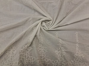 Tissu en coton blanc brodé de qualité supérieure – Bordure ajourée Schiffli complexe et bord festonné – Voile doux teignable – Vente chaude - Product Image 2
