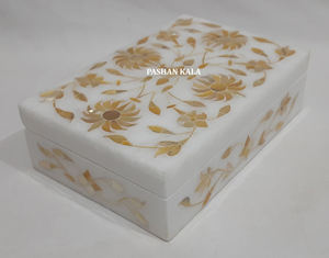 Boîte à bijoux ronde en marbre blanc naturel avec incrustation de nacre rose, design floral fait à la main, utilisée pour l'emballage et les cadeaux de bagues dorées - Product Image 4