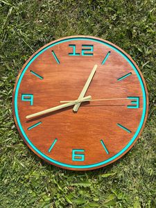 Reloj de pared de madera silencioso hecho a mano - Arte único con letras azul aguamarina - Product Image 6
