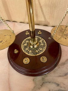 Balance de précision vintage en laiton avec poutre gravée ornée, base en bois et poids en laiton – Balance d'apothicaire antique décorative - Product Image 4