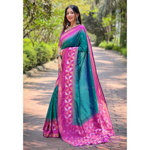 ผ้าซารีไหมสีเขียวเนื้อนุ่มลายดอกไม้ขอบประดับด้วยงานปักดิ้นทอง พร้อมชุดราตรีหรูหราที่มีดีเทลงานปักดิ้นทองตัดกัน - Product Image 3