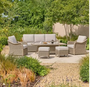 Ensemble de salon de jardin classique en rotin tressé, six pièces, avec fauteuils, poufs et table, disponible à prix de gros. - Product Image 1