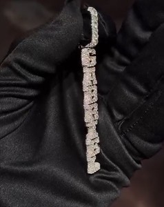 จี้เพชรโมอิสซาไนต์แบบฮิปฮอป จี้เพชรโมอิสซาไนต์แบบสั่งทำแนวตั้ง ประดับเพชรเต็มตัว จี้ตัวอักษรเงินแท้ 925 - Product Image 3