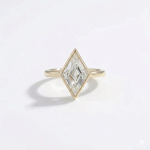 Anillo de Compromiso con Diamante Cultivado en Laboratorio, Certificado IGI, 2ct, Corte Lozenge, Engaste de Bisel, Corte Romboidal Escalonado en Oro Amarillo de 14K/18K - Product Image 1