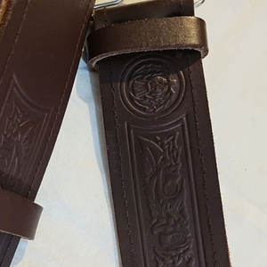 Ceinture de kilt en cuir marron Highland, motif celtique en relief, vente en gros, réglable, accessoire d'habillement de haute qualité 2026 - Product Image 5