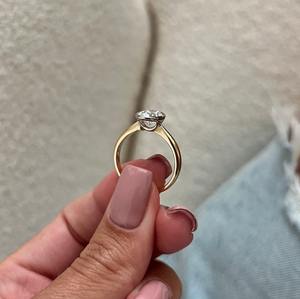 Anillo Solitario de Diamante Cultivado en Laboratorio de Corte Ovalado de 1.5 Quilates E VVS2, Anillo de Compromiso con Engaste de Bisel, Certificado IGI - Product Image 4