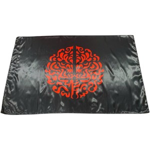 ธงผ้าซาตินสีดำทรงสี่เหลี่ยมพร้อมลายตกแต่งสีแดง พิมพ์ด้วยระบบดิจิทัล ทนทาน ใช้ตกแต่งภายนอกได้ - Product Image 1