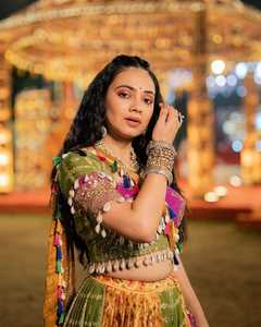 Ensemble spécial Navratri en coton mousseline imprimé numériquement, avec travail de miroirs et dentelle faite à la main, comprenant un Lehenga Choli et un Dupatta en dentelle Resa - Product Image 1