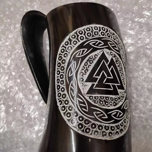 Chope à bière artisanale en corne de buffle écologique avec motifs nordiques gravés - Product Image 1