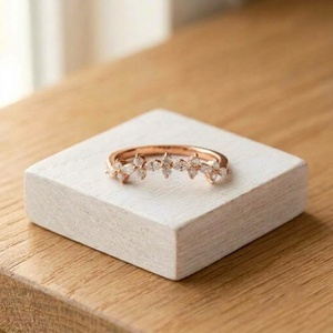 Anillo Apilable Minimalista y Elegante de Oro Sólido con Diamantes Cultivados en Laboratorio, Corte Marquesa y Redondo, Certificado IGI, Banda Curva - Product Image 4