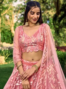 Vestido de Dama de Honor de Organza Rosa Bordado, Cuello en V, Sin Mangas, Estilo Clásico, Largo hasta el Suelo - Product Image 5