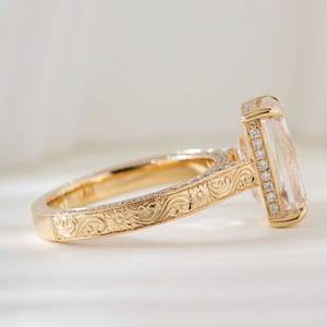 Anillo de compromiso de oro amarillo de 14 quilates con diamante de laboratorio de corte esmeralda alargado de 3.5 quilates, anillo Art Deco con banda grabada estilo antiguo - Product Image 3