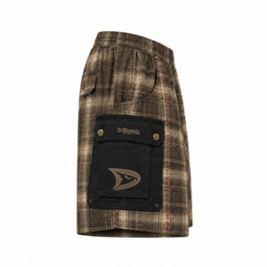 Shorts cargo boxers à carreaux crème Y2K pour hommes, streetwear multi-poches, accents noirs sur les poches, faible MOQ, shorts utilitaires - Product Image 4