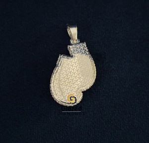 Exclusivo colgante de guantes de boxeo unisex de plata de ley 925, chapado en rodio, de alta calidad, con diamantes de moissanita. - Product Image 2