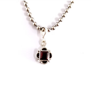 Colgante artesanal de granate rojo con incrustaciones en plata 925, antideslustre, de la colección de joyería de diseño JAIPUR SILVER - Product Image 3