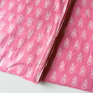 Tela de algodón estampada a mano con motivos blancos sobre base rosa, tela india hecha a mano, material suave de algodón para vestidos, tela artesanal. - Product Image 1
