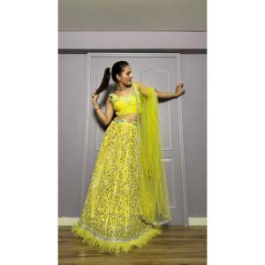 Lehenga Choli jaune pour femme FB Designer, taille M, avec travail en papier métallisé, idéal pour les fêtes - Product Image 4
