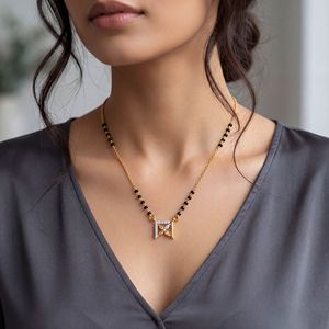 Collier Mangalsutra élégant en or et diamants avec chaîne à perles noires et pendentif carré géométrique pour femmes - Product Image 4