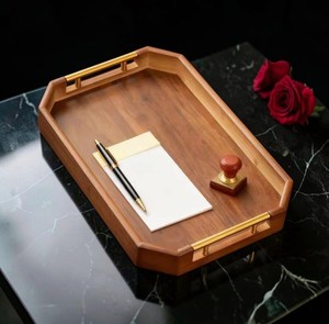 Bandeja de almacenamiento de madera con asas de metal, diseño clásico en forma de polígono para organizar el escritorio, organizador de oficina multifuncional - Product Image 2