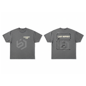 เสื้อยืดแขนสั้นสีเทาสำหรับผู้ชาย ทรงปกติ คอกลม ผ้าเจอร์ซีย์ลำลอง ผ้าฝ้าย พิมพ์ลายตัวอักษร โลโก้ด้านหน้า เสื้อยืดผู้ชาย - Product Image 1
