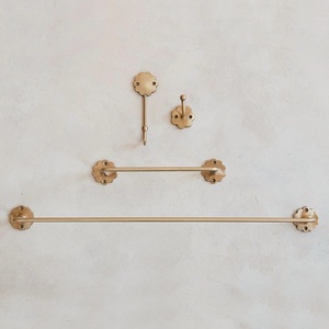 Porte-manteau mural en métal style rail, finition laiton antique, quatre crochets, idéal pour l'organisation élégante de la salle de bain et de l'entrée - Vente chaude - Product Image 5