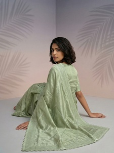 Sari en soie de framboise pure brodé pour femme Elite Weaves avec travail Leheriya et bordure à sequins, fabriqué en Inde - Product Image 5