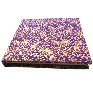 Cuaderno de tapa dura premium color crema con textura textil en la cubierta, ideal para uso en escuelas de negocios. - Product Image 4